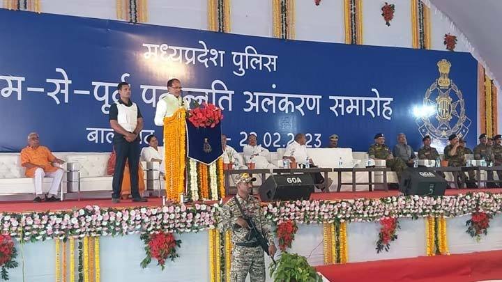 नक्सलियों को नेस्तनाबूद करने वाले जवानों की वीरता का सम्मान करने आया हूँ: मुख्यमंत्री श्री चौहान